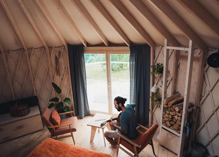 Kryjowka - Jurty Ukryte Wsrod Zieleni *